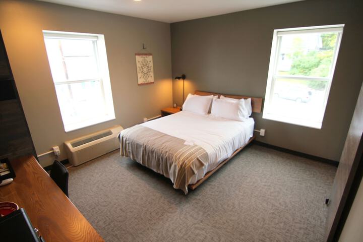 Exterior Flat Queen Bed (8 of 17)