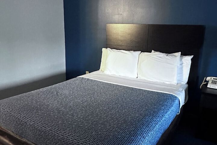 Room 4 of 25