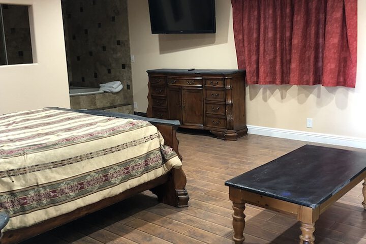 Room 8 of 16