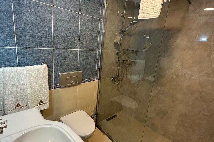 Room 5 of 68