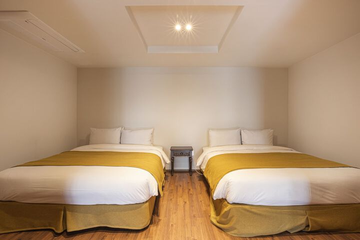 Room 3 of 226