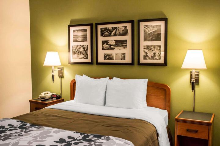 1 Queen Bed (30 of 35)