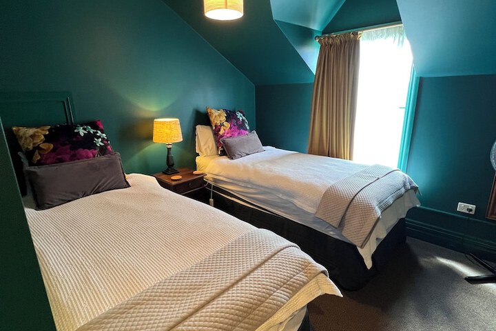 Room 8 of 83