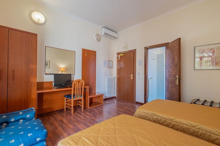 Room 10 of 31