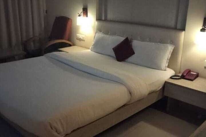 Room 4 of 33