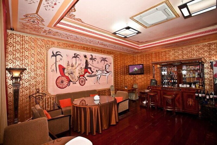 Lounge 23 of 30