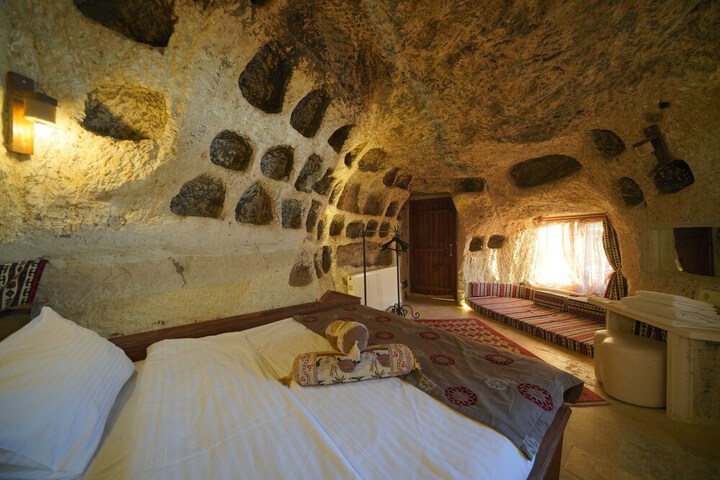 Room 6 of 83