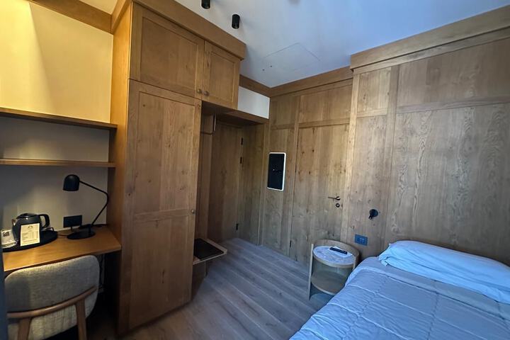 Room 33 of 106