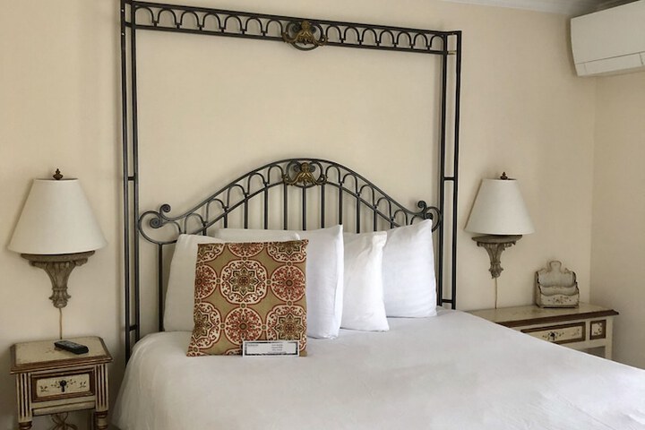 Room 11 of 25