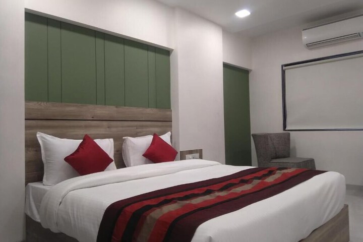 Room 7 of 12