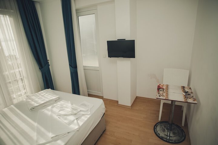 Room 4 of 10