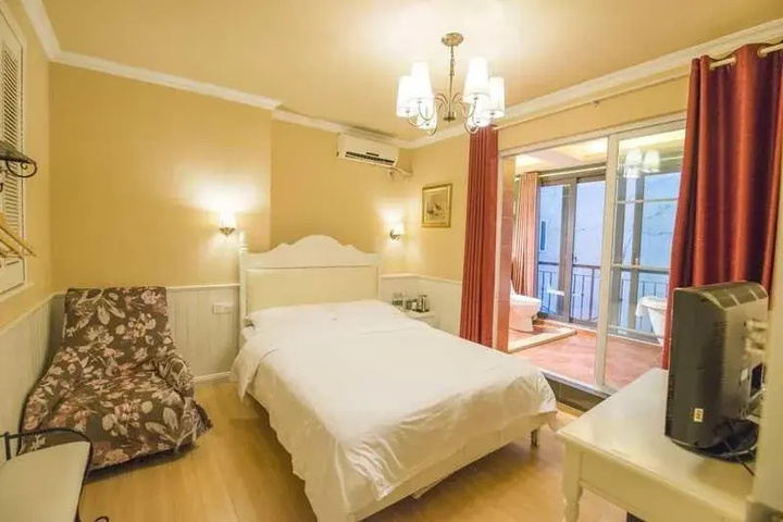 Room 4 of 12
