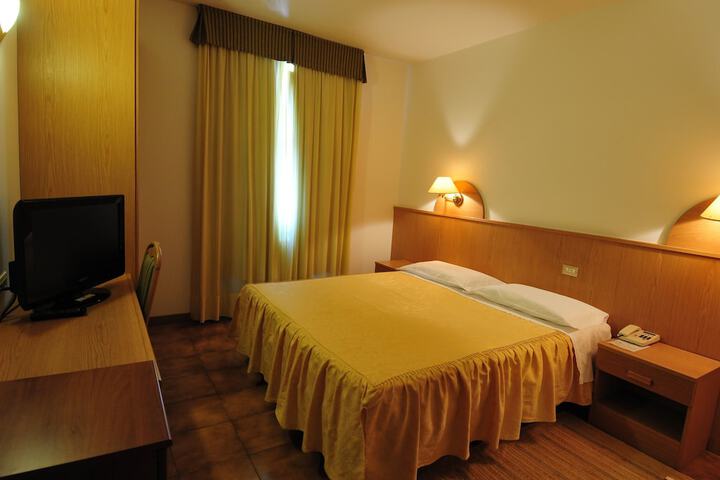 Room 14 of 42