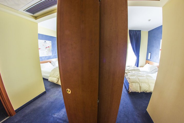 Room 52 of 114