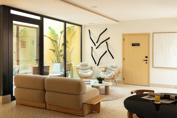 Lounge 70 of 78