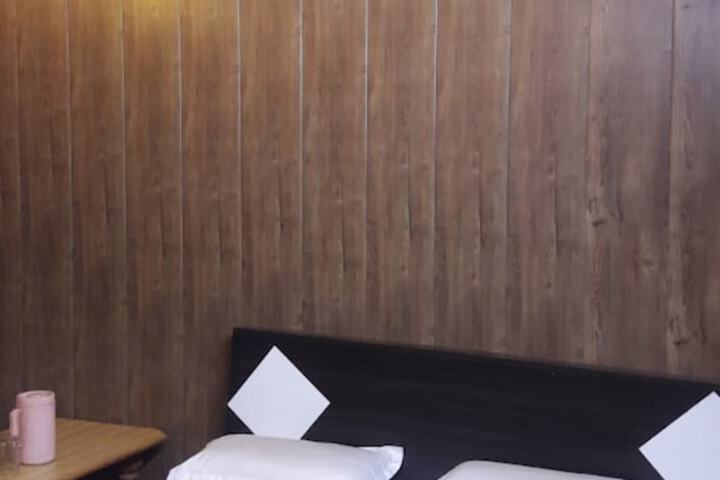 Room 5 of 8