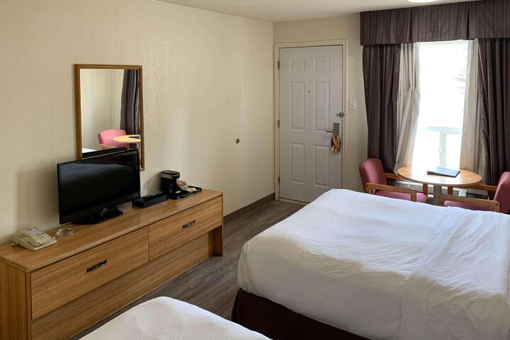 Standard Room, King or Two Doubles (6 of 7)