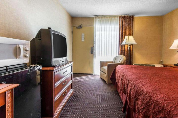 1 King Bed (16 of 19)
