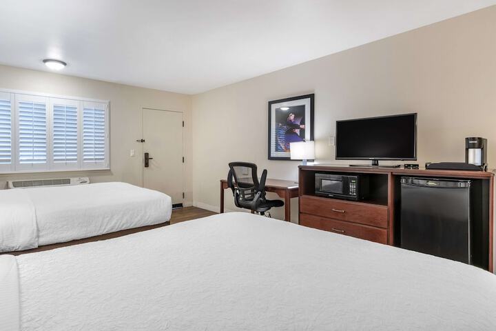 2 Queen Beds Microwave and Refrigerator WiFi Full Breakfast (2 of 9)