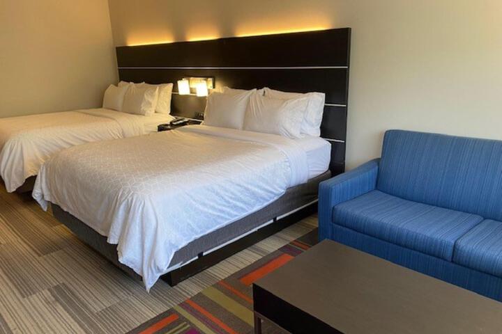2 Queen Beds (10 of 13)