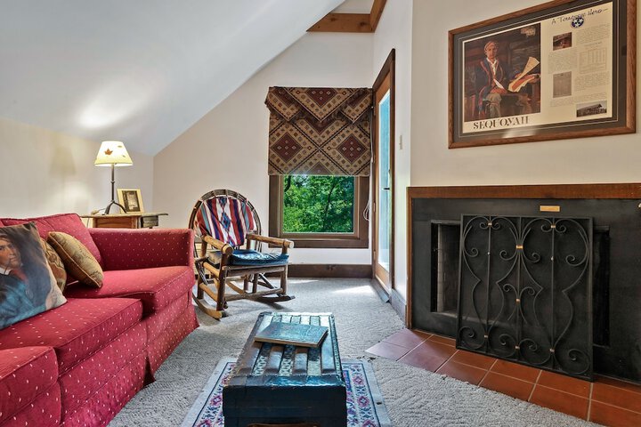 Snug Hug Queen Suite with Fireplace (62 of 131)