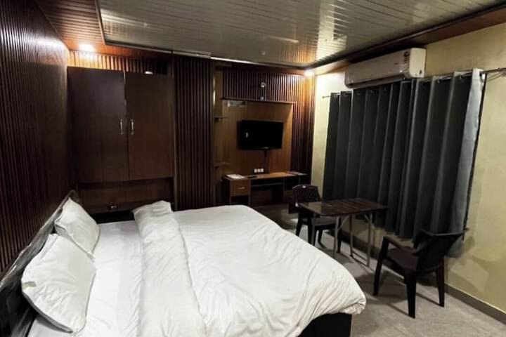 Room 5 of 13