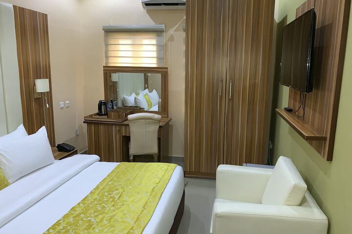 Room 7 of 18