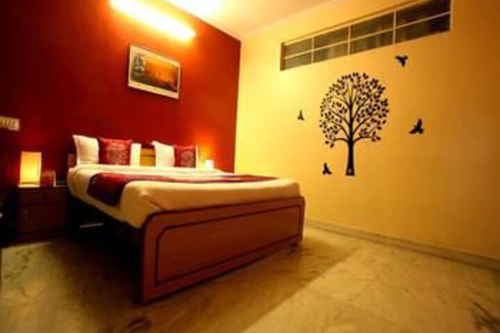 Room 4 of 12