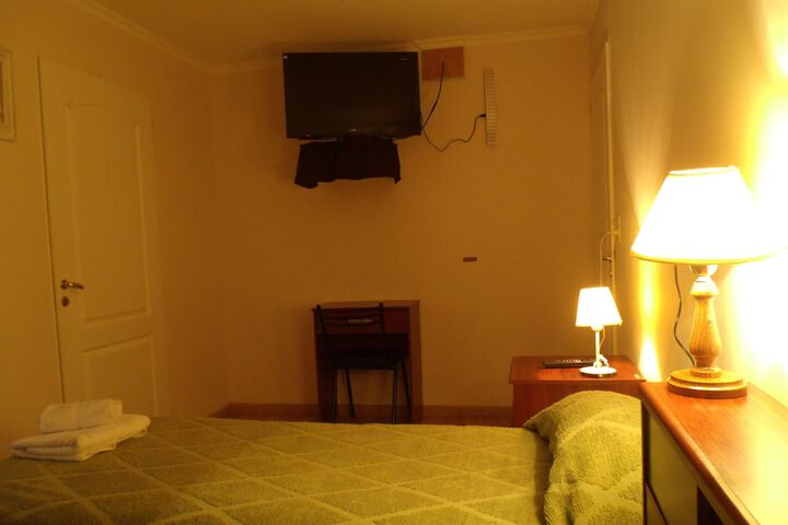 Room 4 of 8