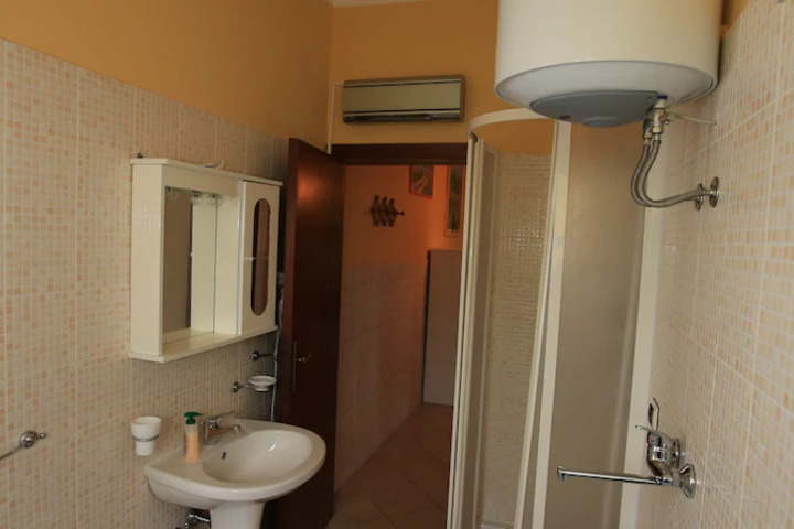 Room 4 of 10