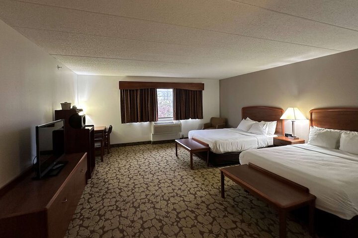 2 Queen Beds (1 of 5)