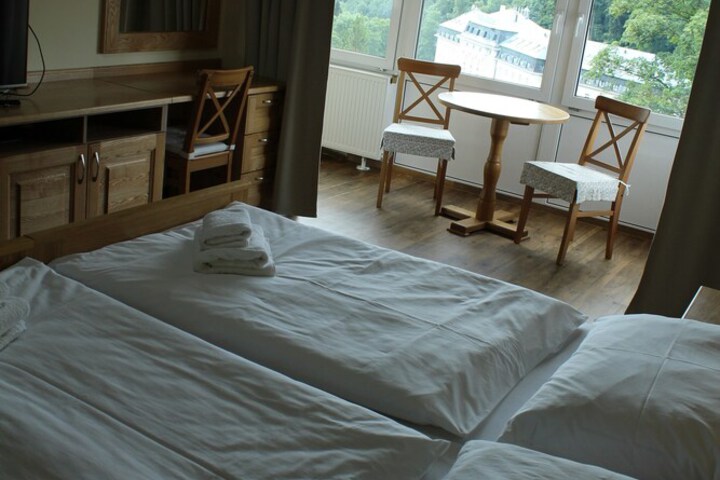 Room 6 of 28