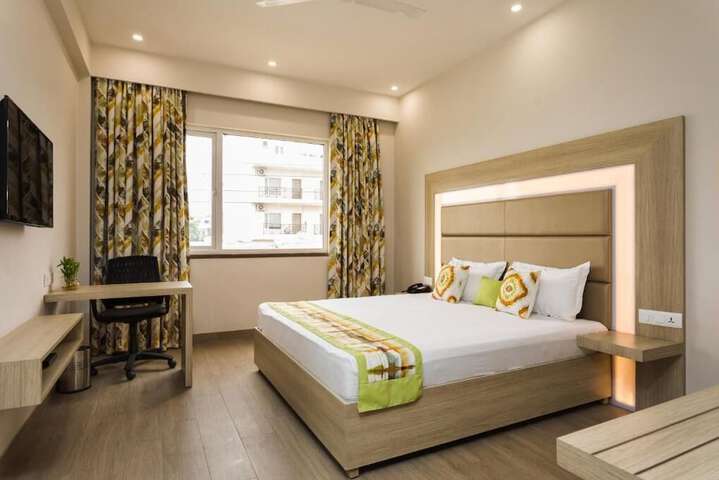 Room 6 of 27