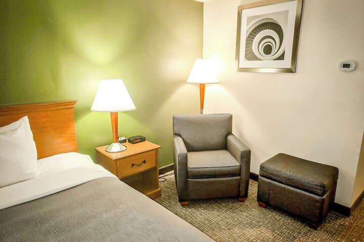 1 King Bed (8 of 8)