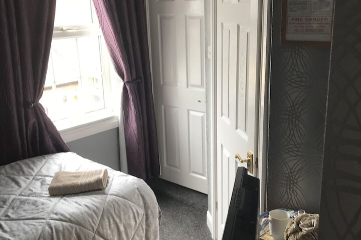 Room 9 of 38