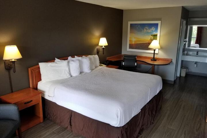 1 King Bed (4 of 4)