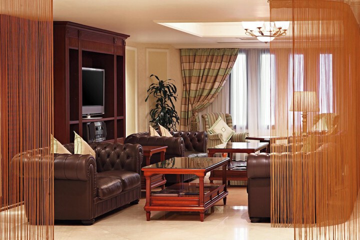 Lounge 53 of 69