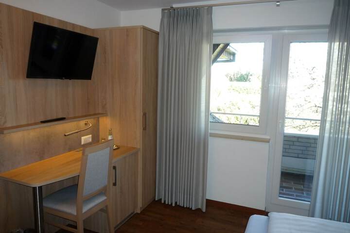 Room 9 of 28