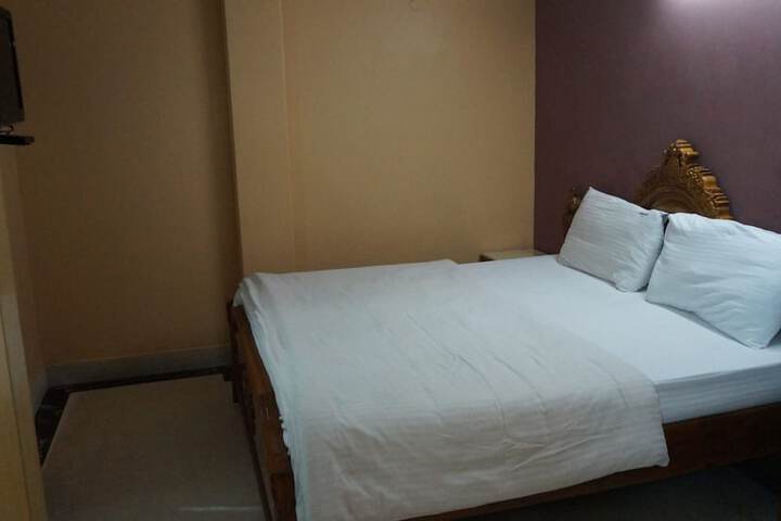 Room 6 of 8