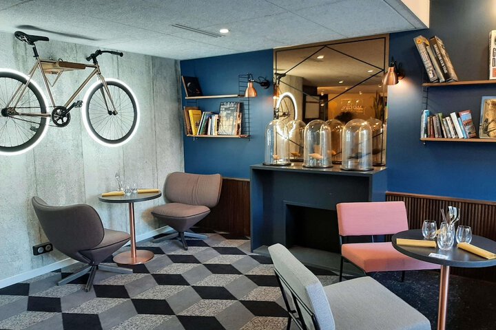 Lounge 60 of 90