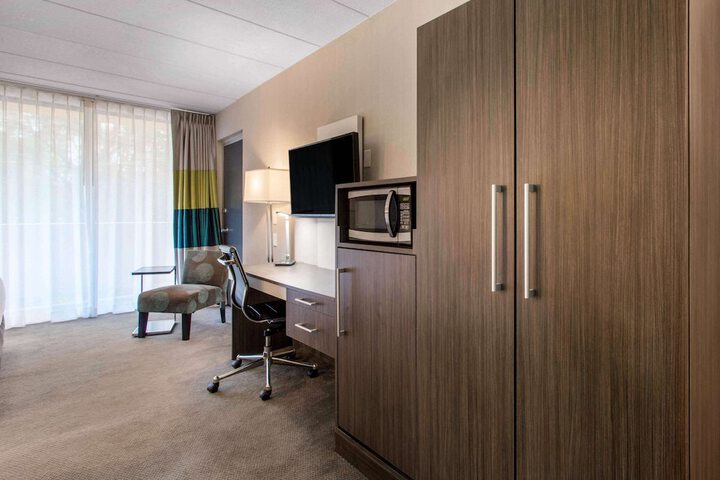 1 Queen Bed (12 of 13)