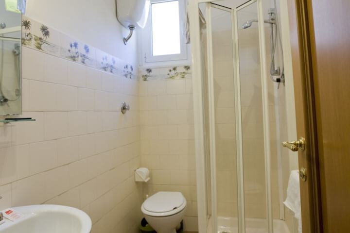 Room 14 of 37