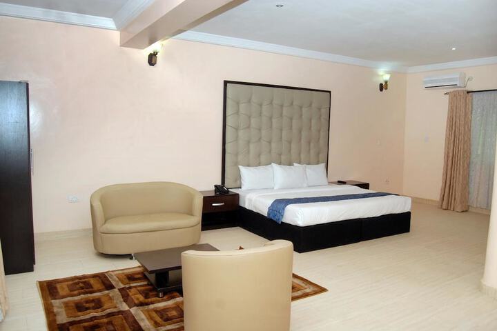 Room 12 of 28