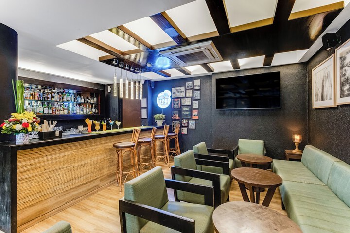 Lounge 82 of 103