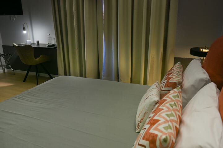 Room 6 of 83