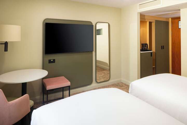 Room 42 of 179