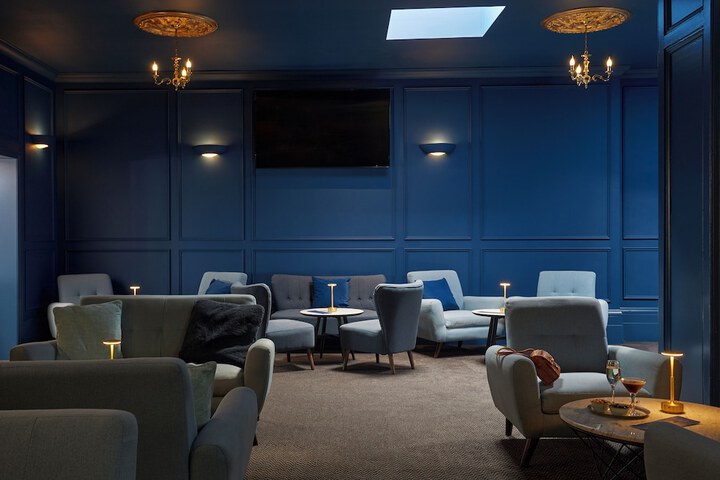 Lounge 124 of 175
