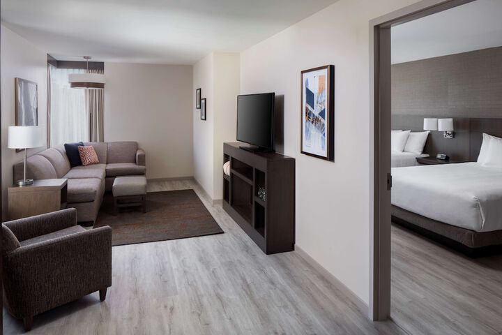 2 Queen Beds and Sofa (6 of 11)