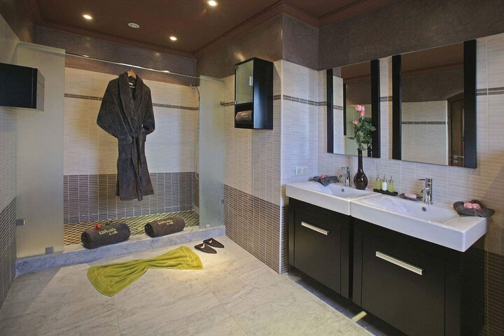 Room 16 of 33