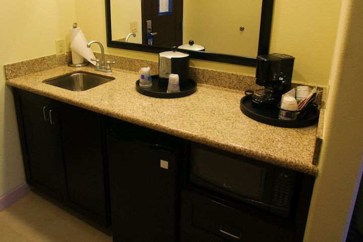 1 King Mobility Hearing Accessible with Tub (30 of 32)